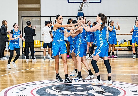 Varias jugadoras de Avenida celebran el marcador positivo este jueves en Lituania