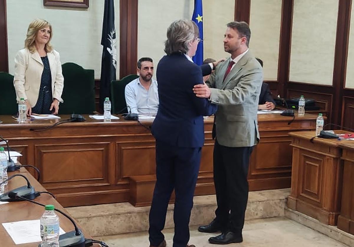 Imagen del pleno extraordinario de la reciente moción de censura a la alcaldía de Béjar, con el saludo de Antonio Cámara, actual alcalde, y a Luis Francisco Martín, el saliente.