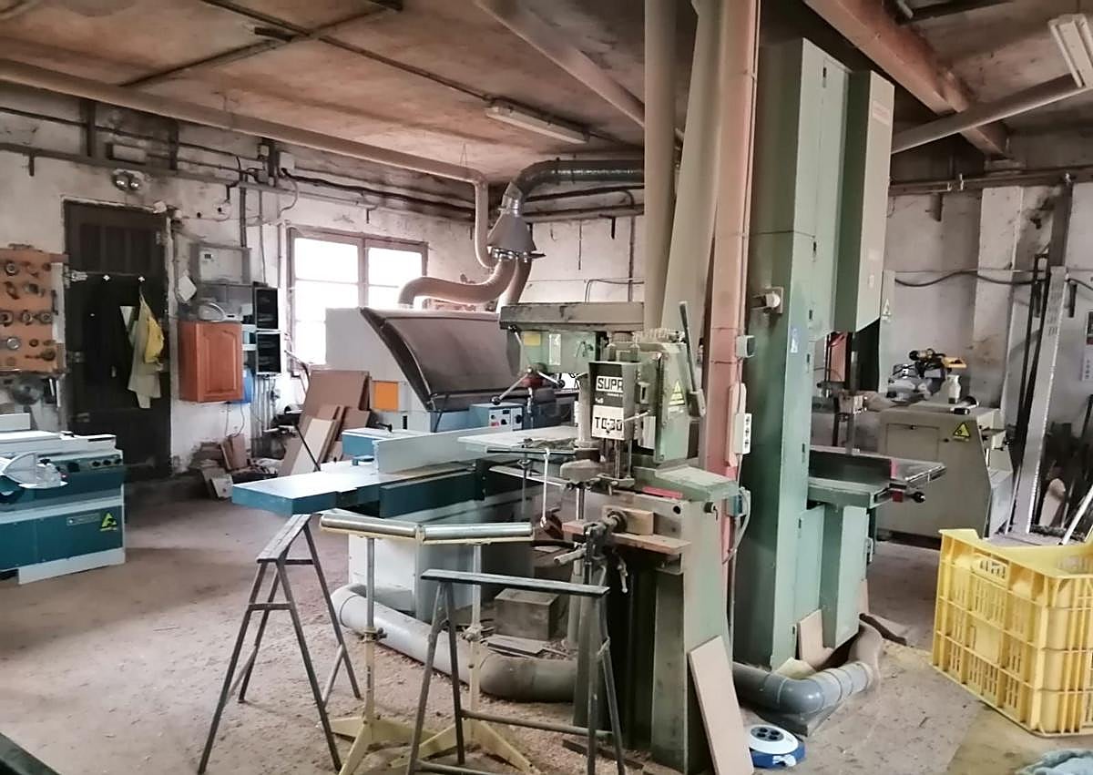 Imagen secundaria 1 - Interior de la carpintería, totalmente equipada, en La Alberca.