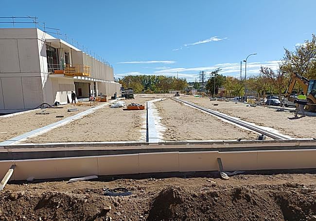 Gran plaza de acceso al centro de salud.