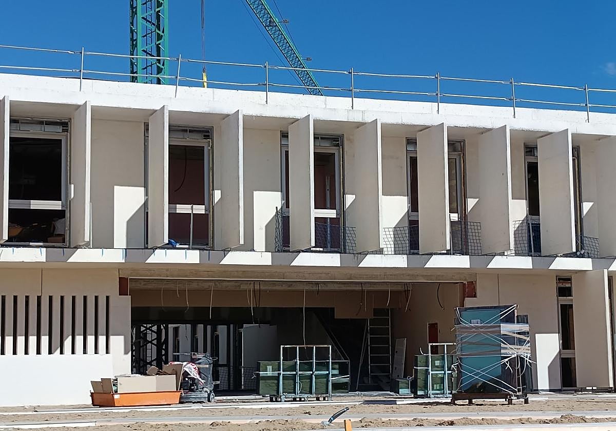 Exterior del centro de salud de Prosperidad con la carpintería exterior y vidrería instalada.