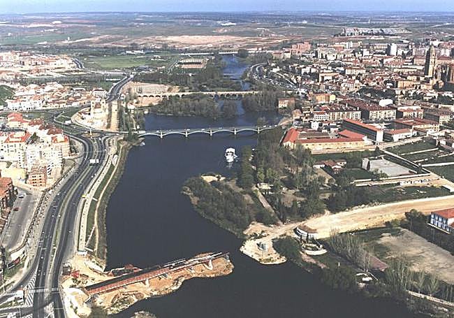 El puente, durante su construcción.