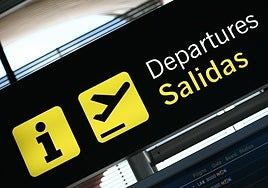 Cartel de salidas de avión en un aeropuerto en una imagen de archivo.