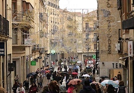 La calle Toro de Salamanca en un día de lluvia.