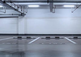 Interior de una plaza de garaje.