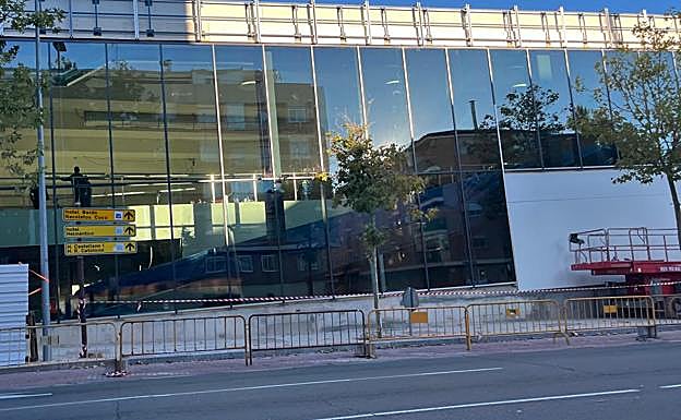 Varios obreros trabajando en el interior del Lidl este pasado lunes.