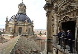 Autoridades observan la vista desde uno de los balcones de la Clerecía