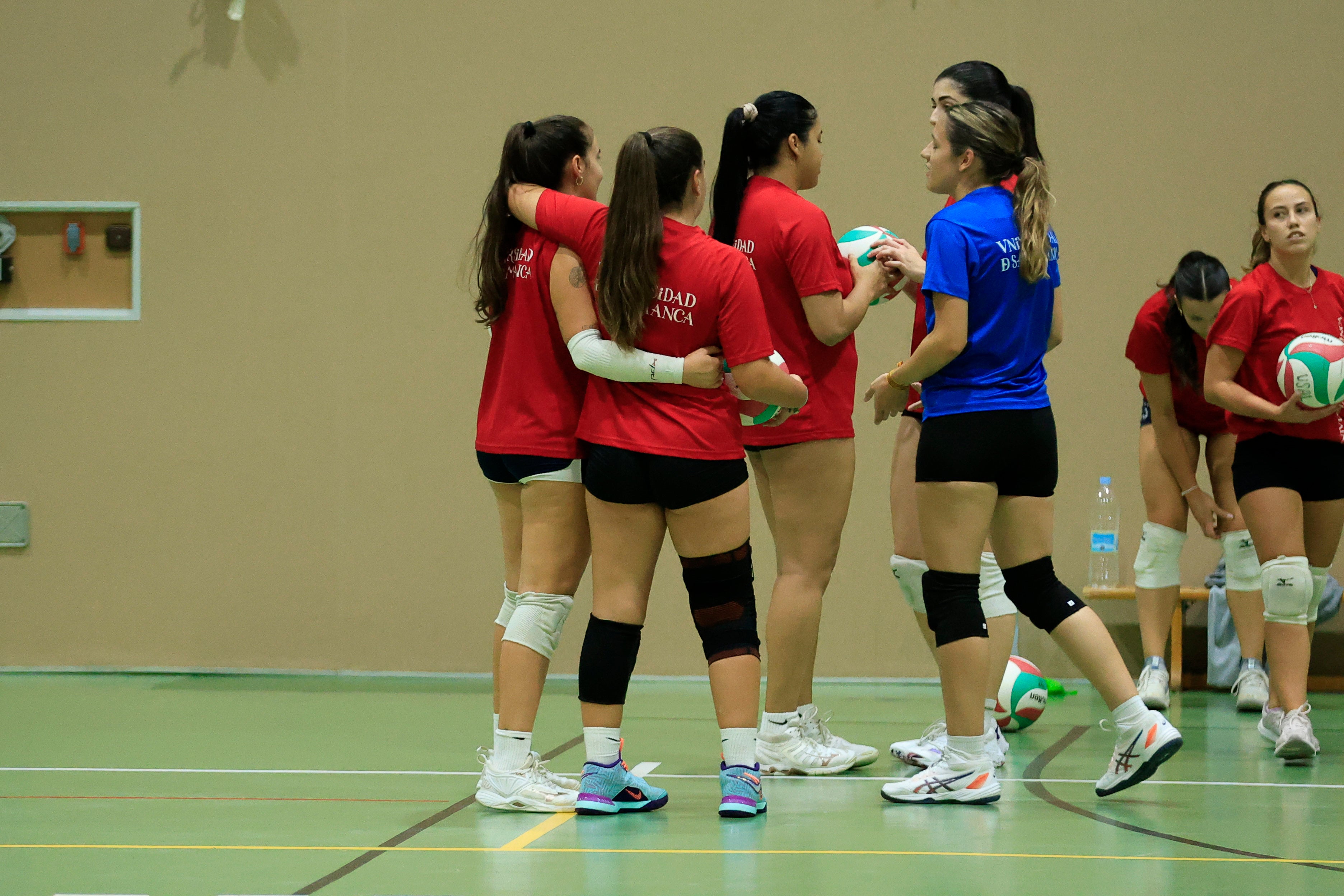 Un entrenamiento, con el equipo femenino de voley de la USAL