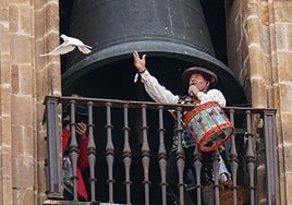 El folclorista, haciendo la tradicional suelta de palomas.