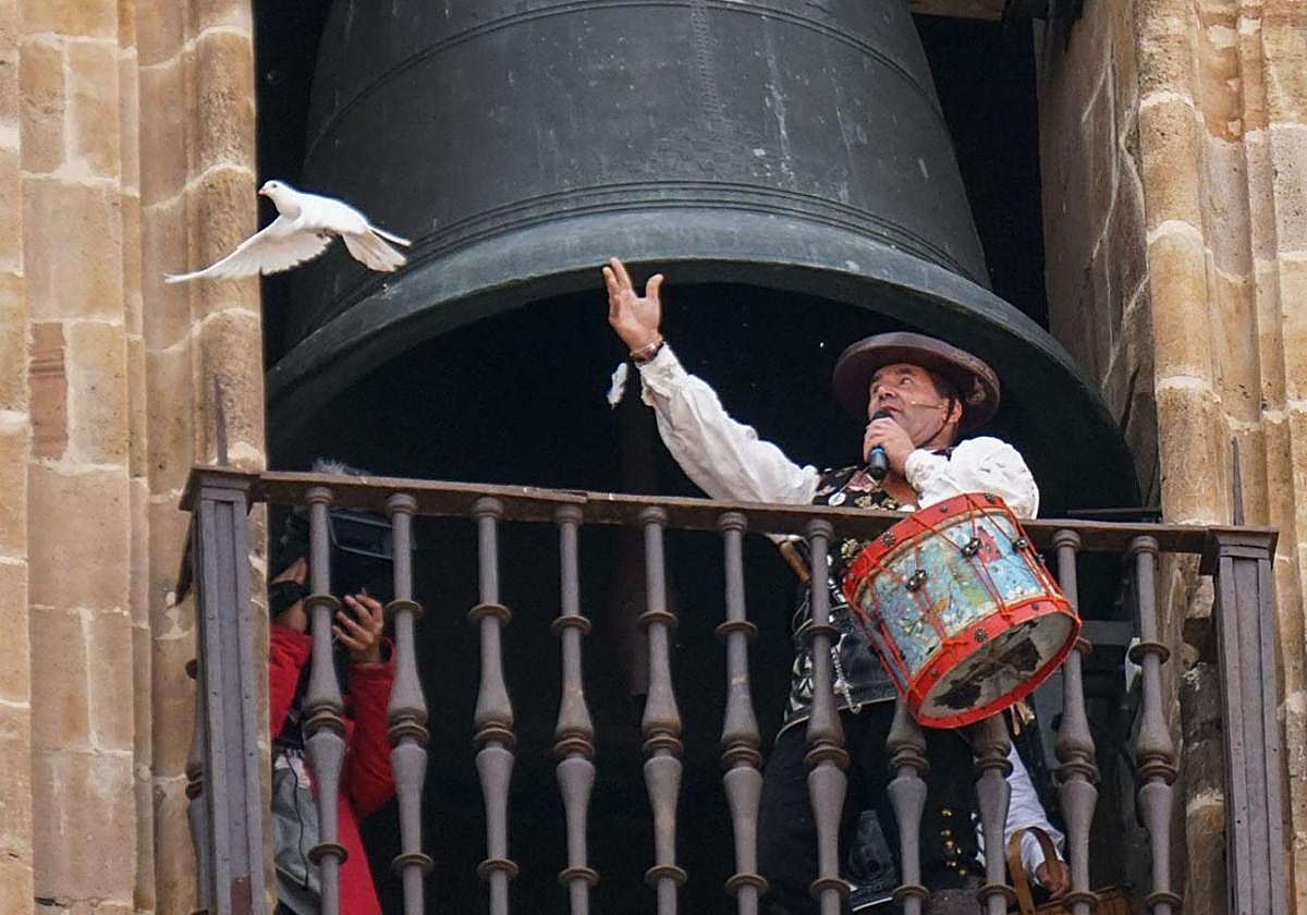 El folclorista, haciendo la tradicional suelta de palomas.