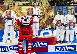 Daniela Cidoncha, en el podio de la Supercopa de España 'Villa de Avilés'.