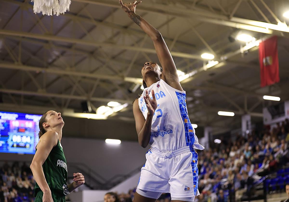 Cave, jugadora de Perfumerías Avenida
