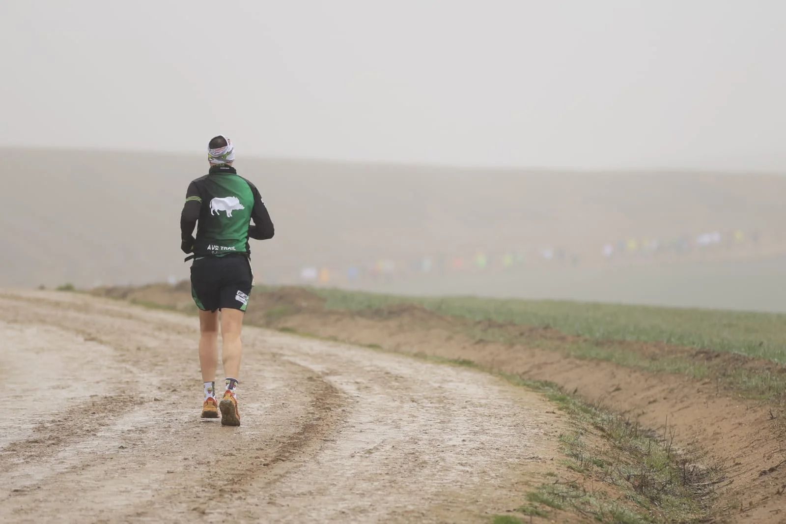 Un corredor de Atletas Veteranos, en una prueba del curso pasado por los caminos de Cabrerizos.