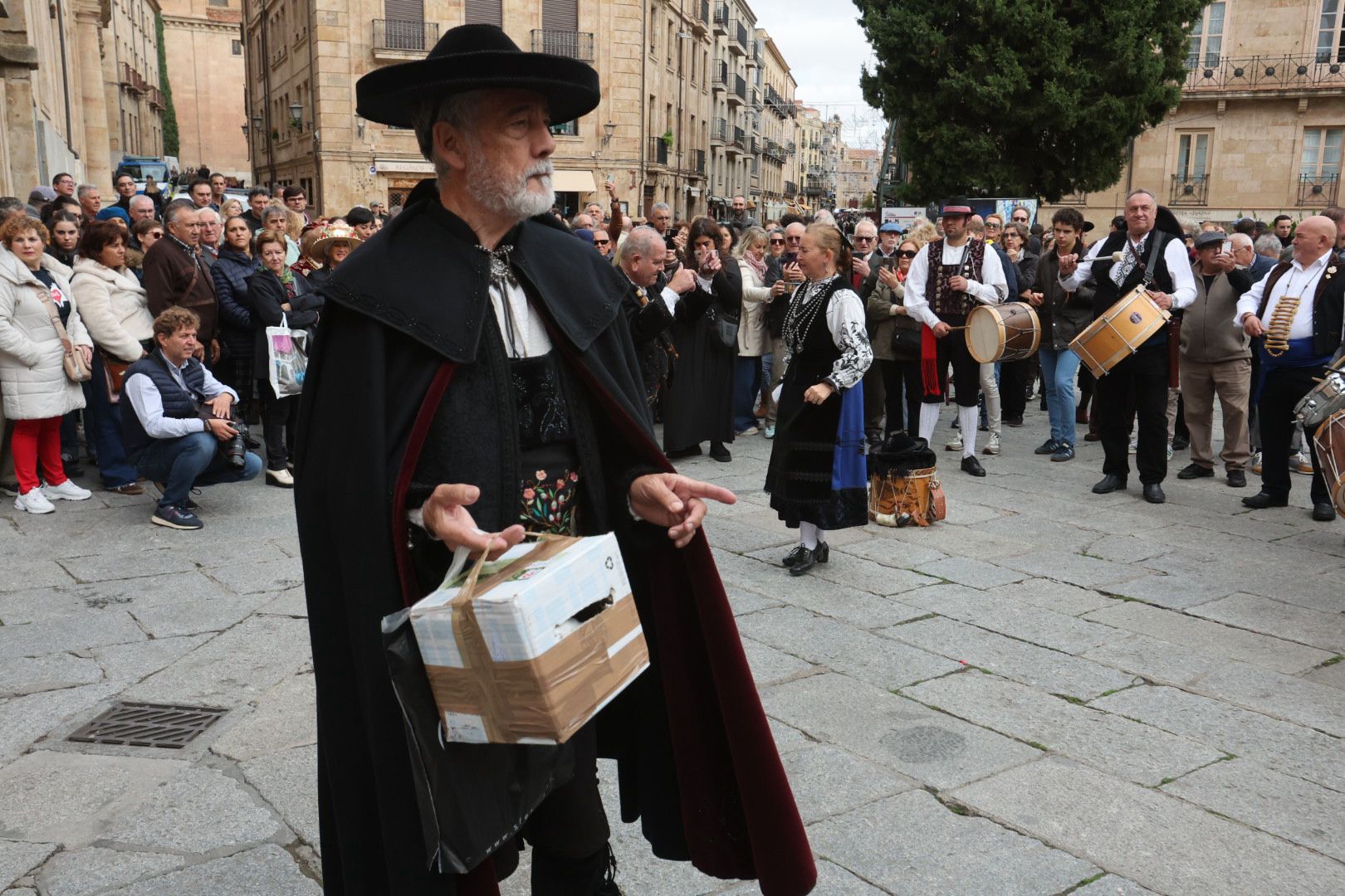 El Mariquelo asciende a lo más alto de la Catedral Nueva y pide «por los niños víctimas de la guerra»