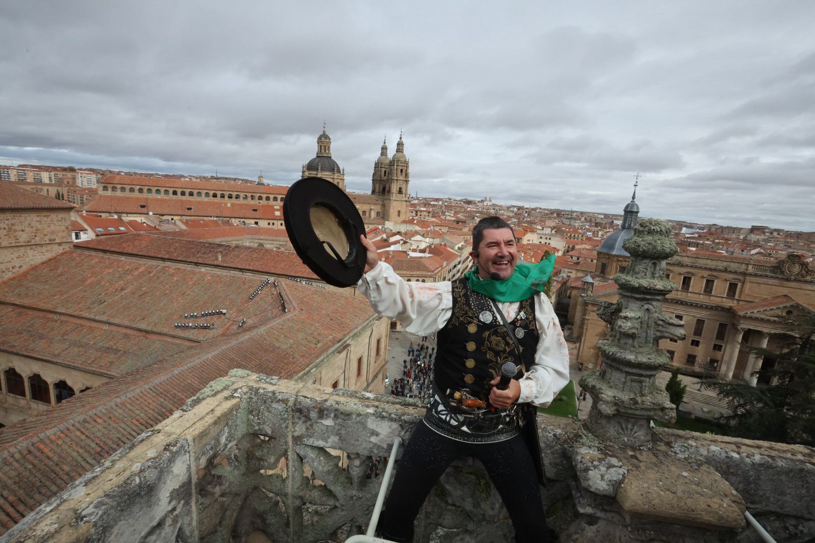 El Mariquelo asciende a lo más alto de la Catedral Nueva y pide «por los niños víctimas de la guerra»