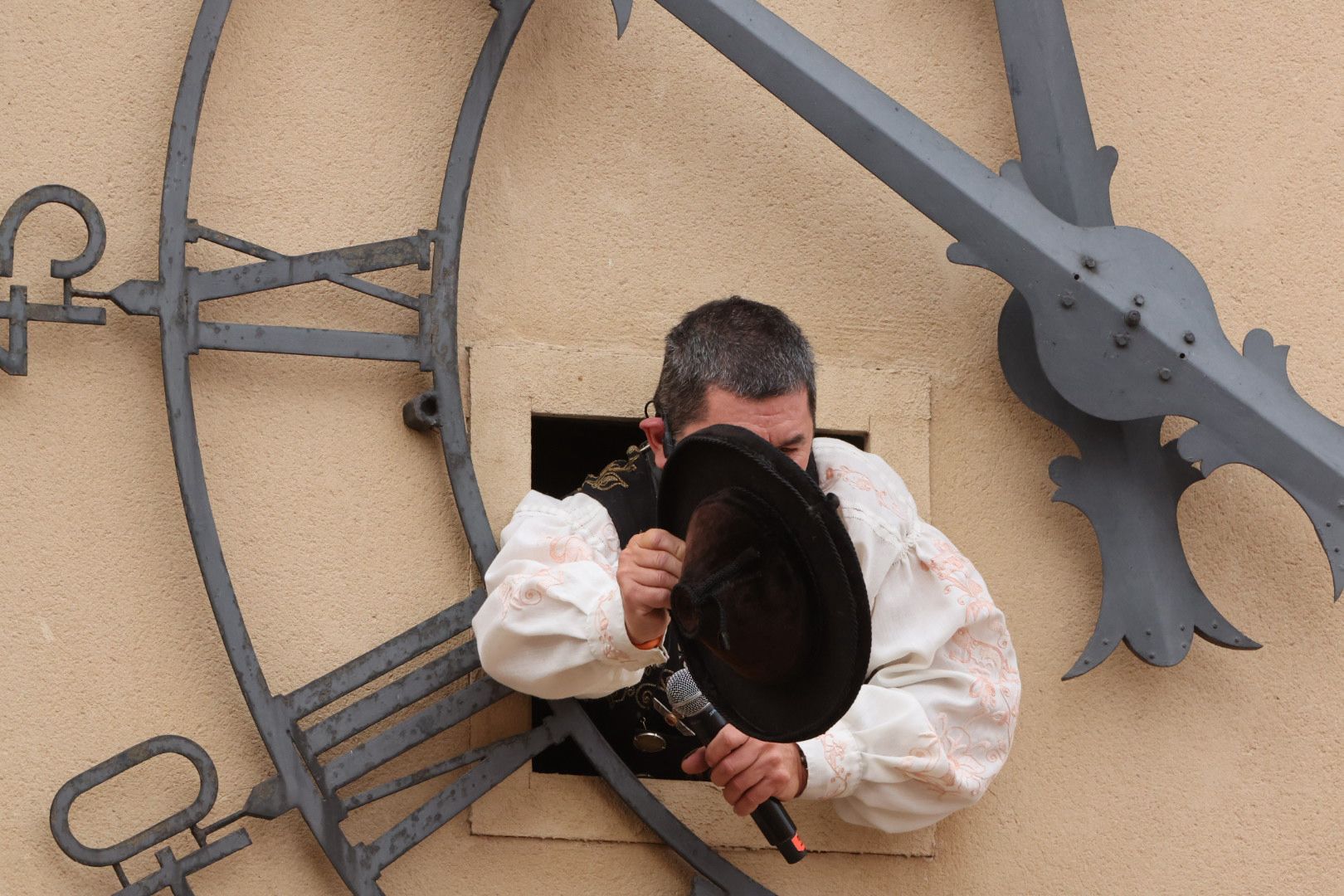 El Mariquelo asciende a lo más alto de la Catedral Nueva y pide «por los niños víctimas de la guerra»