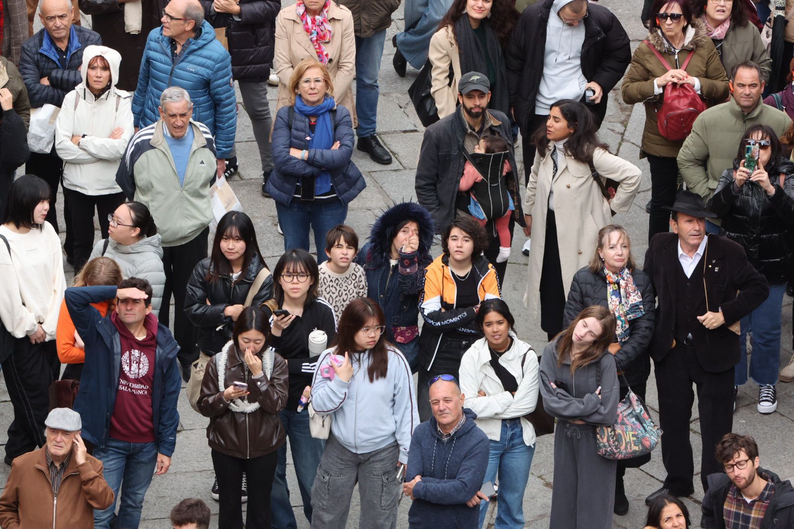 El Mariquelo asciende a lo más alto de la Catedral Nueva y pide «por los niños víctimas de la guerra»