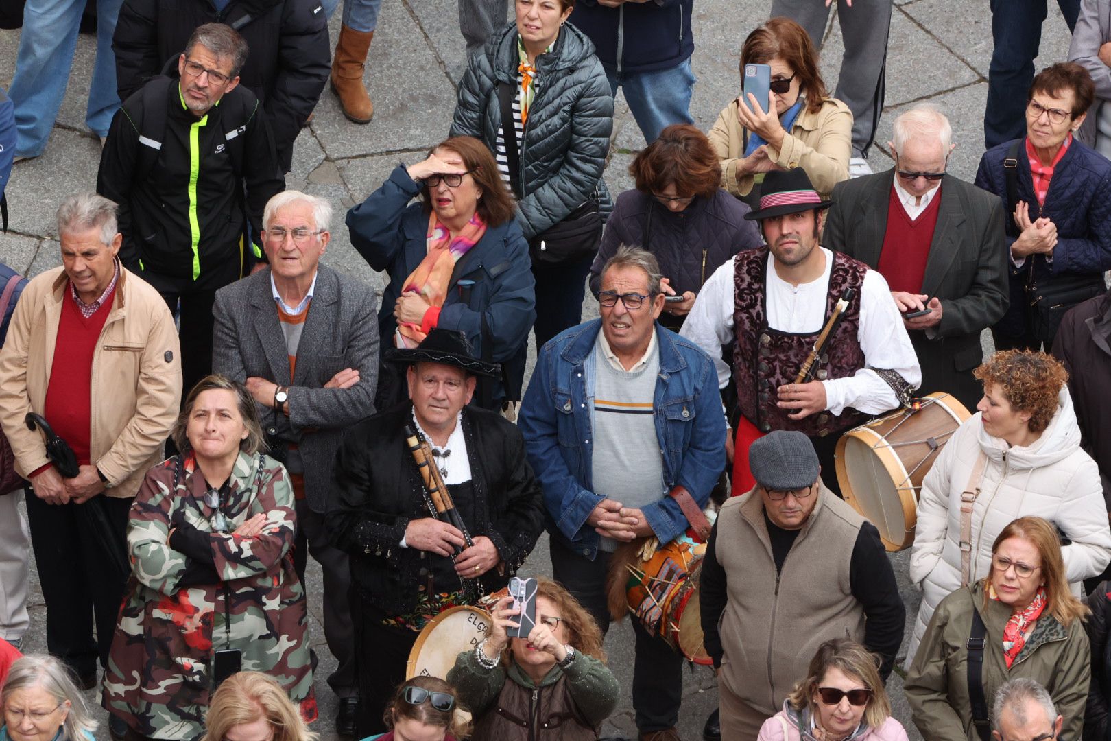 El Mariquelo asciende a lo más alto de la Catedral Nueva y pide «por los niños víctimas de la guerra»