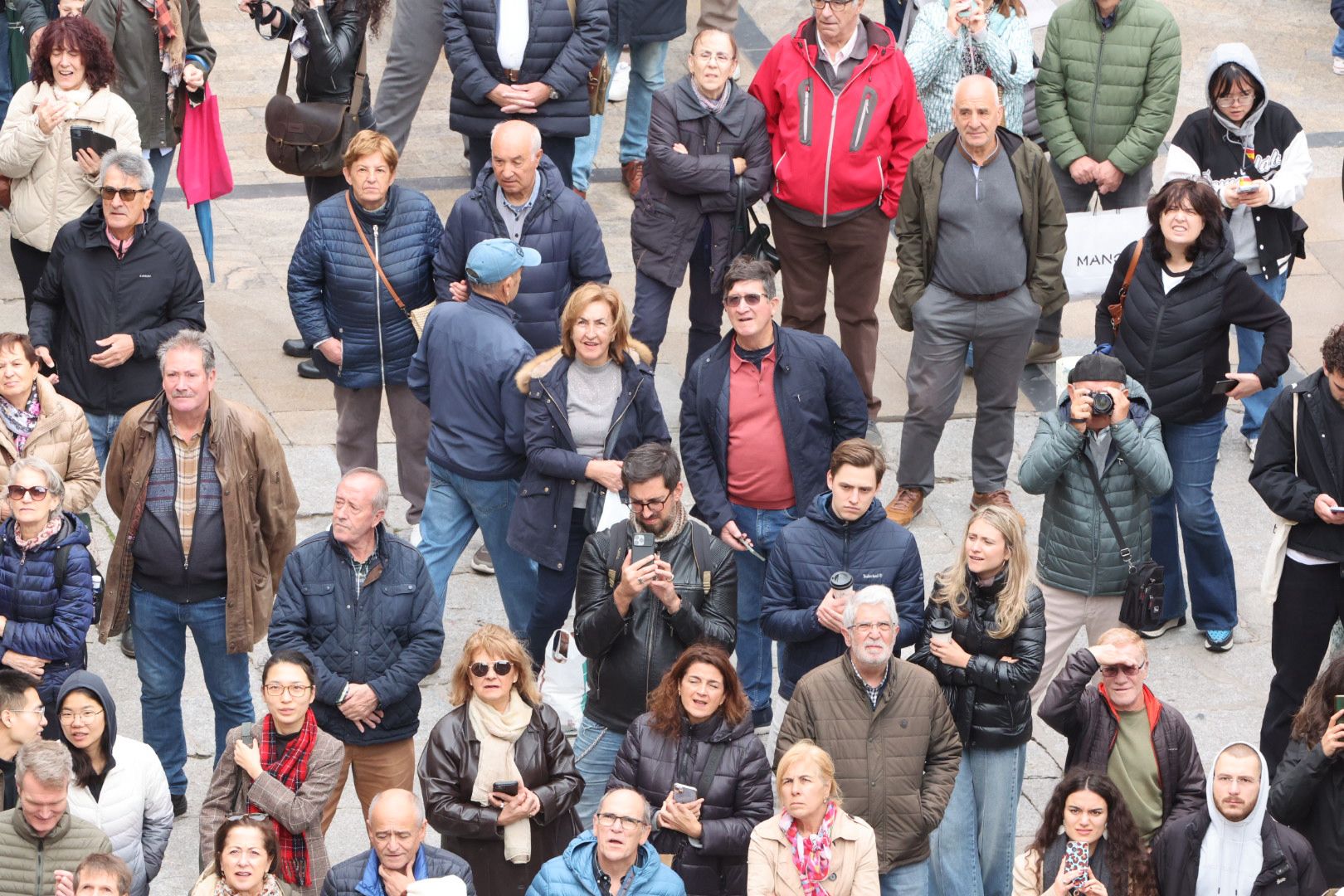 El Mariquelo asciende a lo más alto de la Catedral Nueva y pide «por los niños víctimas de la guerra»