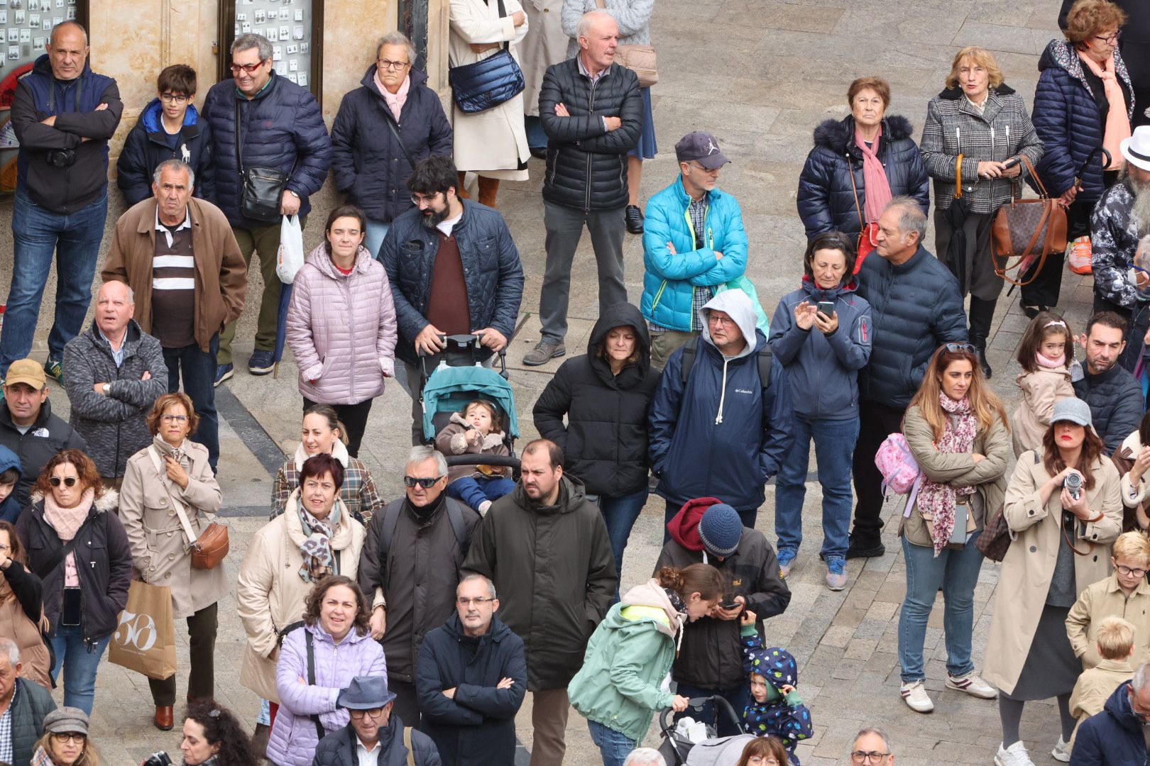 El Mariquelo asciende a lo más alto de la Catedral Nueva y pide «por los niños víctimas de la guerra»