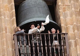 El Mariquelo asciende a lo más alto de la Catedral Nueva y pide «por los niños víctimas de la guerra»