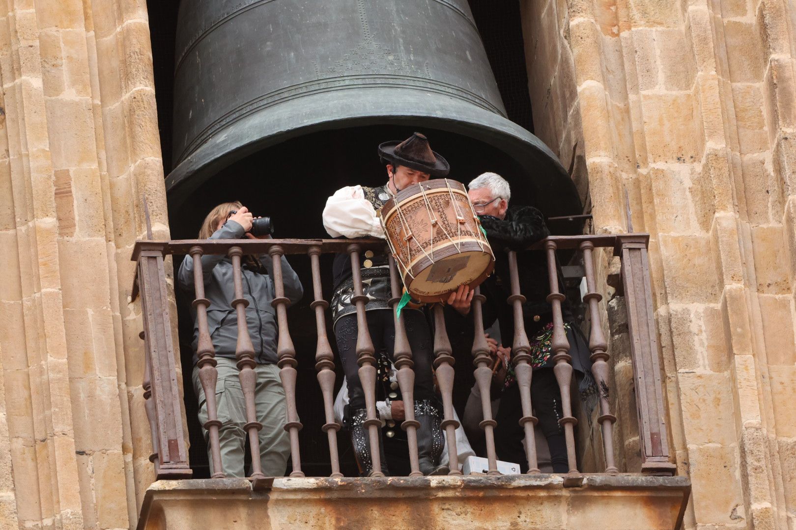 El Mariquelo asciende a lo más alto de la Catedral Nueva y pide «por los niños víctimas de la guerra»