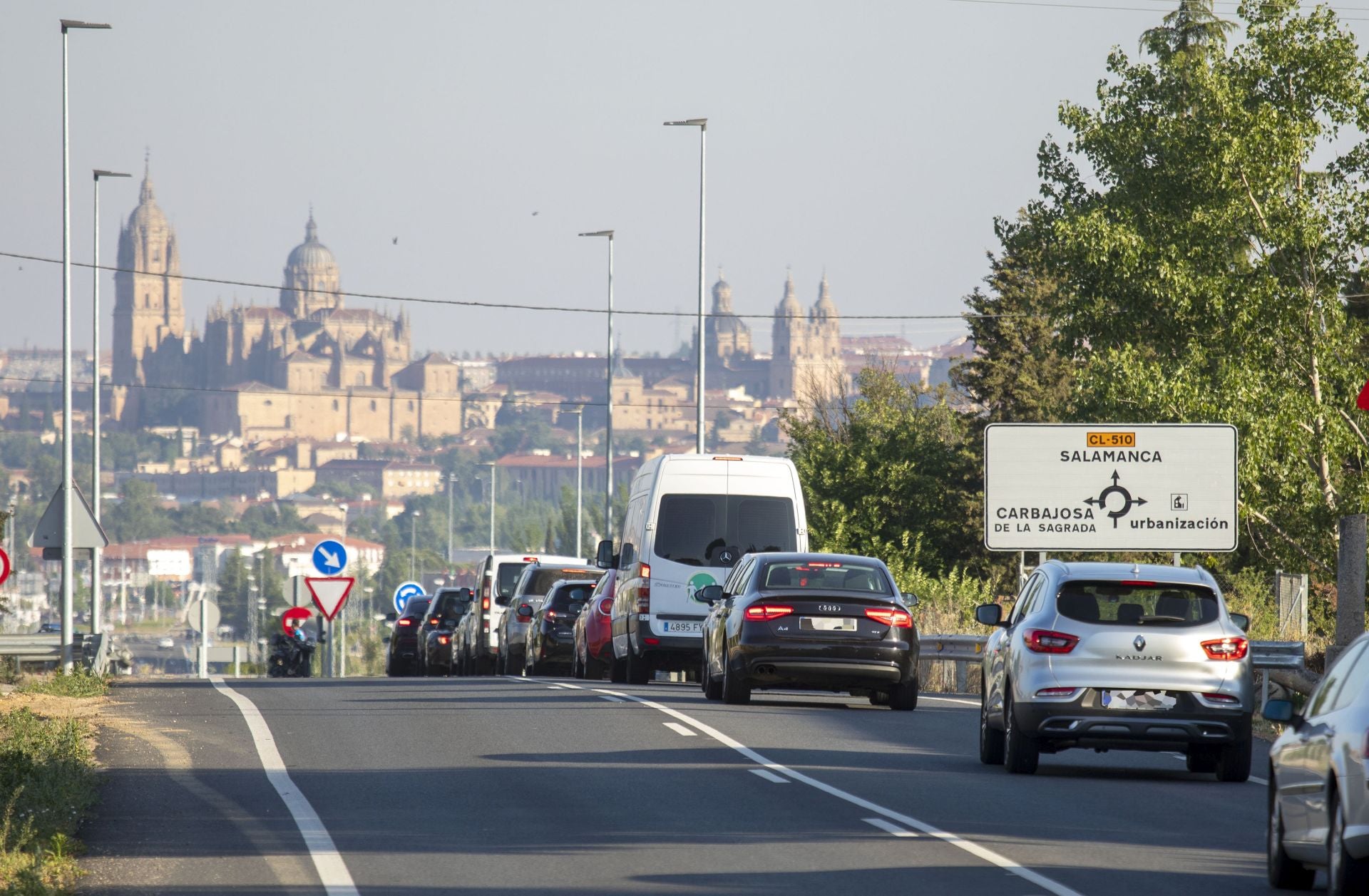 Atasco en el último tramo de la CL-510 llegando a Salamanca, donde circulan 13.000 vehículos al día.