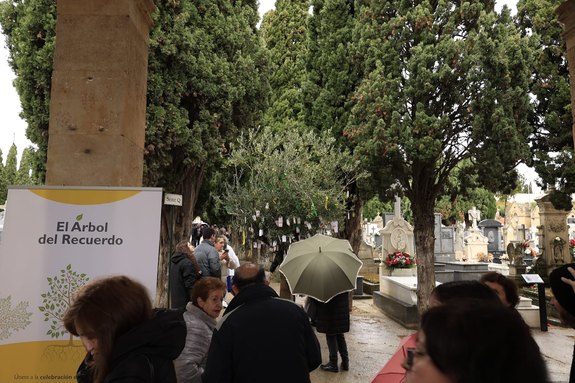 El día de Todos los Santos se celebra bajo el paraguas en Salamanca