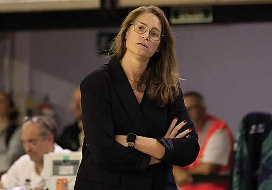 Anna Montañana, entrenadora de Avenida, durante un instante del partido ante el Nyon en Würzburg.