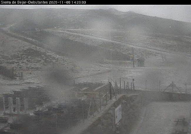 La nevada se aprecia en una de las cámaras web de la estación.