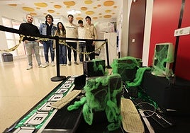 Los alumnos creadores de la iniciativa junto a uno de sus profesores