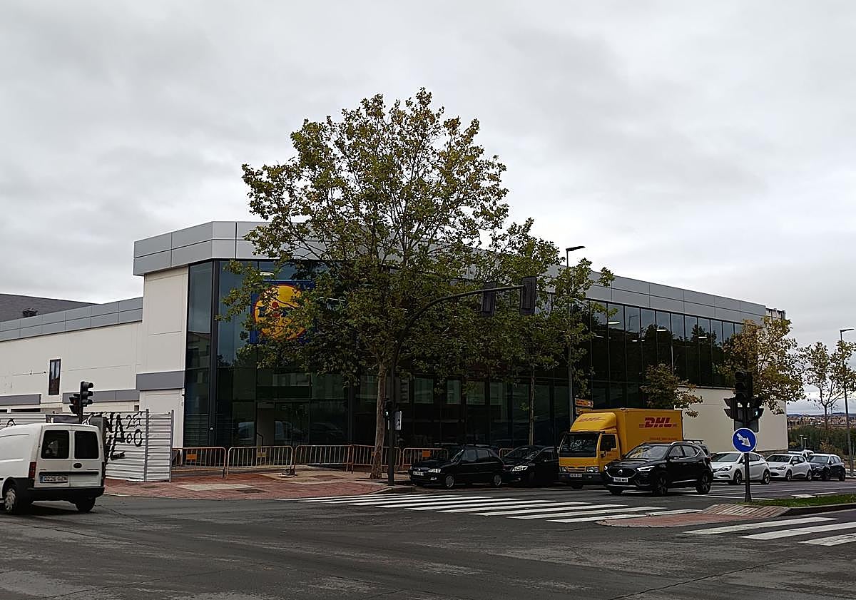 Imagen principal - Vista general, rótulo de horario y parking y acceso principal.