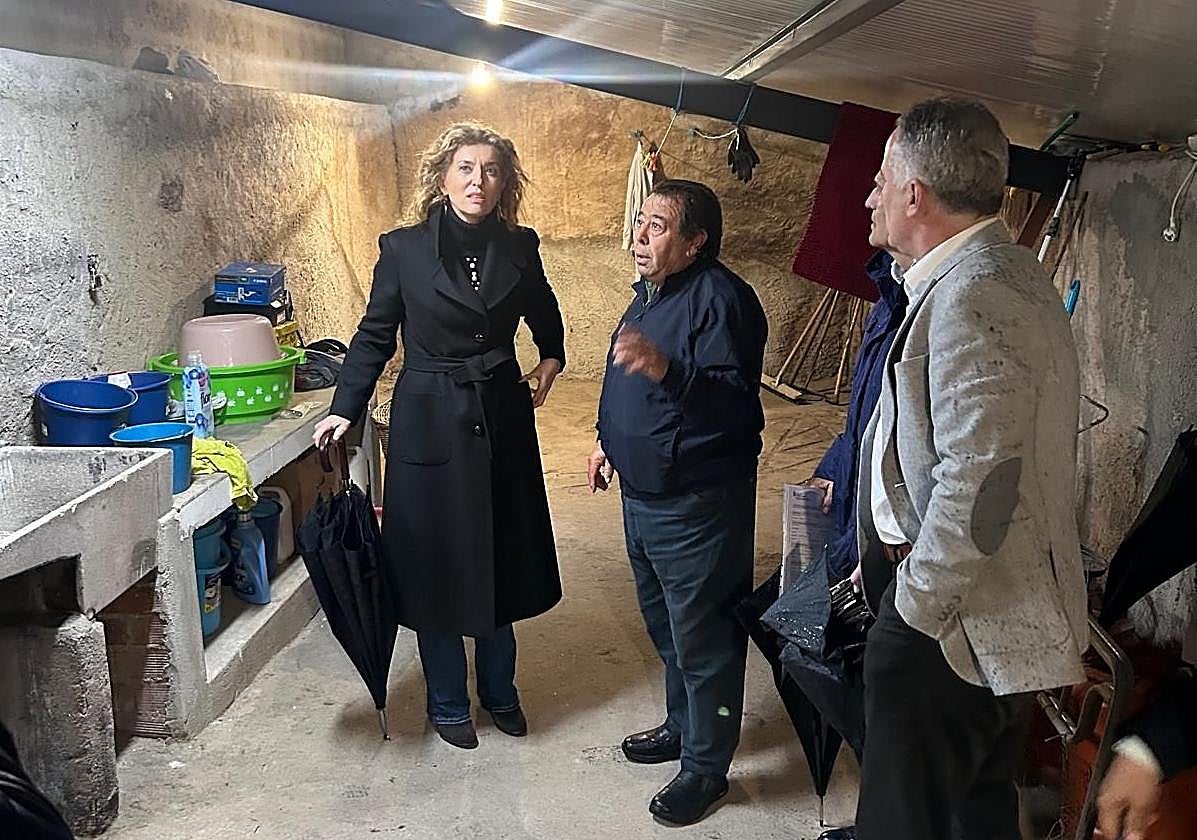 La directora general de Vivienda, María Pardo, en una vivienda del municipio de Puertas afectada por los incendios forestales.