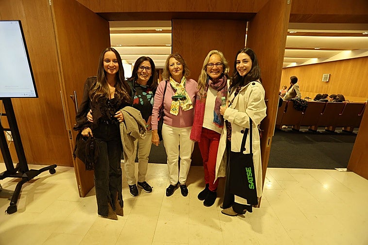 Matronas veteranas junto con residentes del hospital de Salamanca en un congreso sobre lactancia materna.