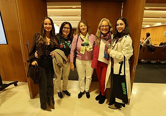 Matronas veteranas junto con residentes del hospital de Salamanca en un congreso sobre lactancia materna.