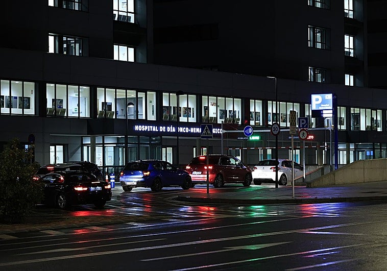 Cola de coches esperando para entrar al parking del hospital