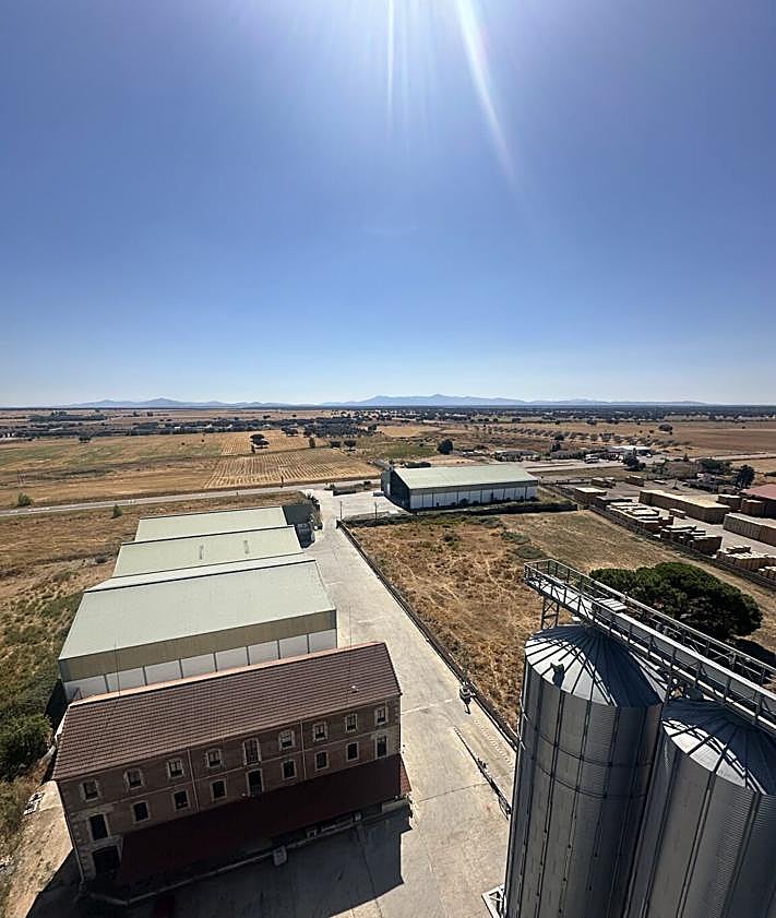 Imagen secundaria 2 - La línea Salamanca-Portugal estrena en un pueblo un puerto seco capaz de mover trenes de 750 metros llenos de cereal