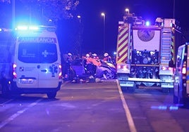 Los bomberos de Salamanca trabajan para excarcelar a las jóvenes del accidente en la calle Calzada de Medina.