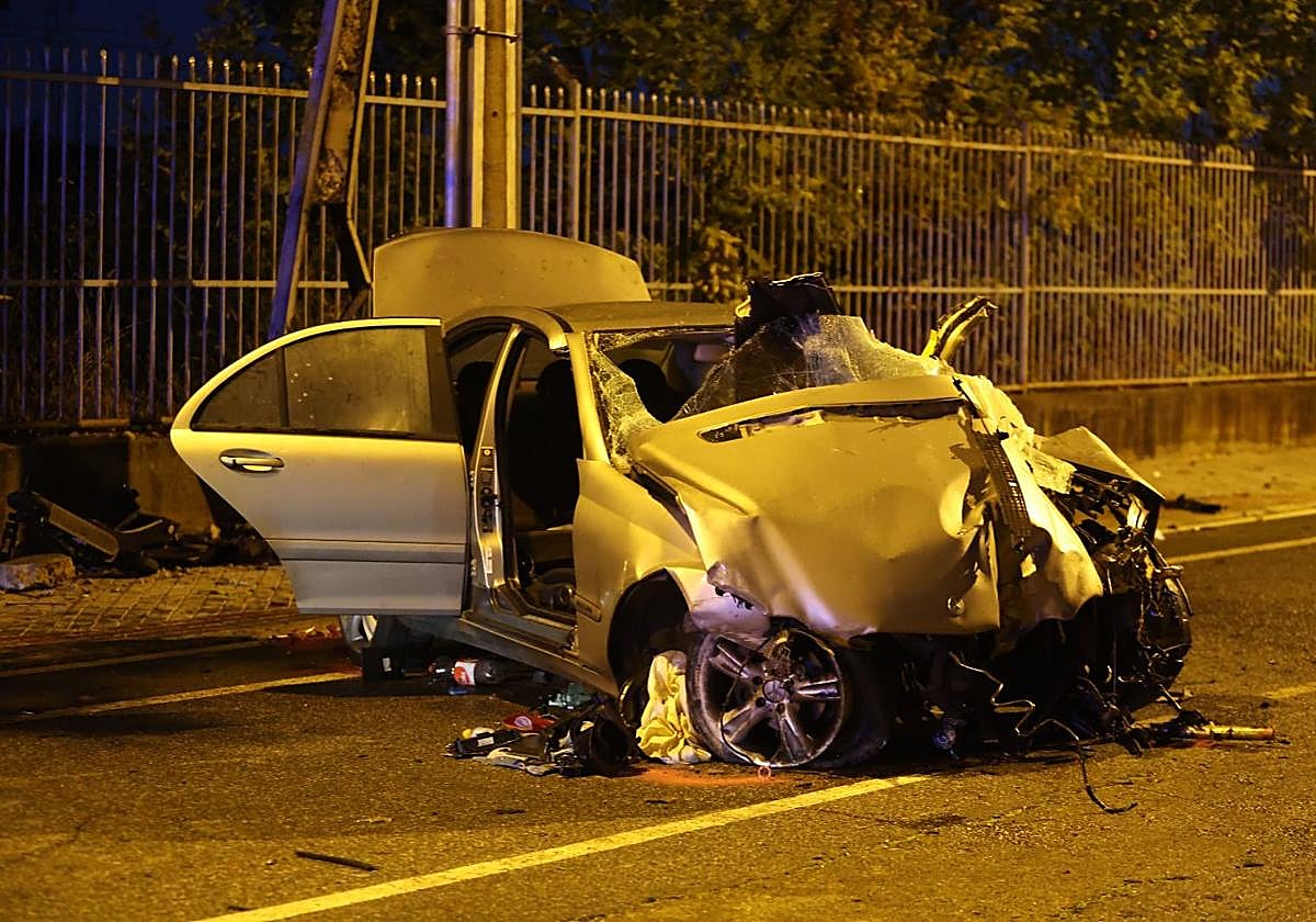 Una mujer muerta y dos heridas tras estrellar su Mercedes en un brutal accidente de tráfico