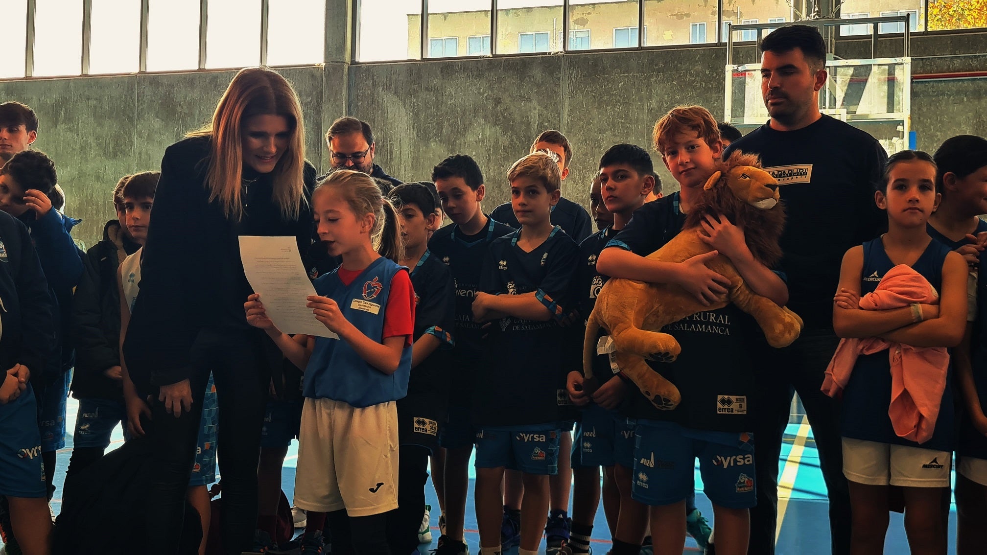 Una joven deportista lee el manifiesto junto a la concejala de Deportes.