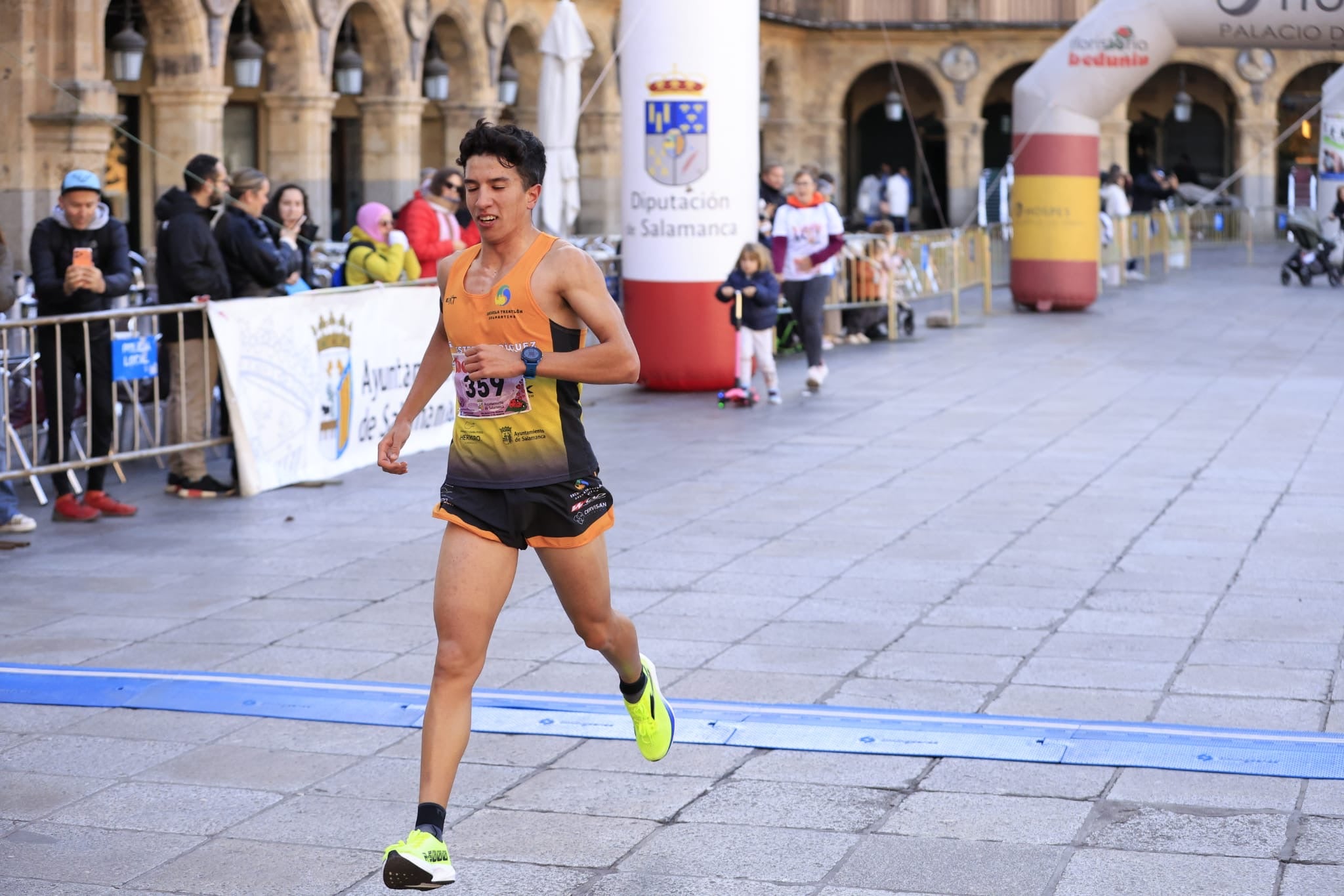 La VIII Carrera y Marcha contra la Violencia de Género de Salamanca, en imágenes
