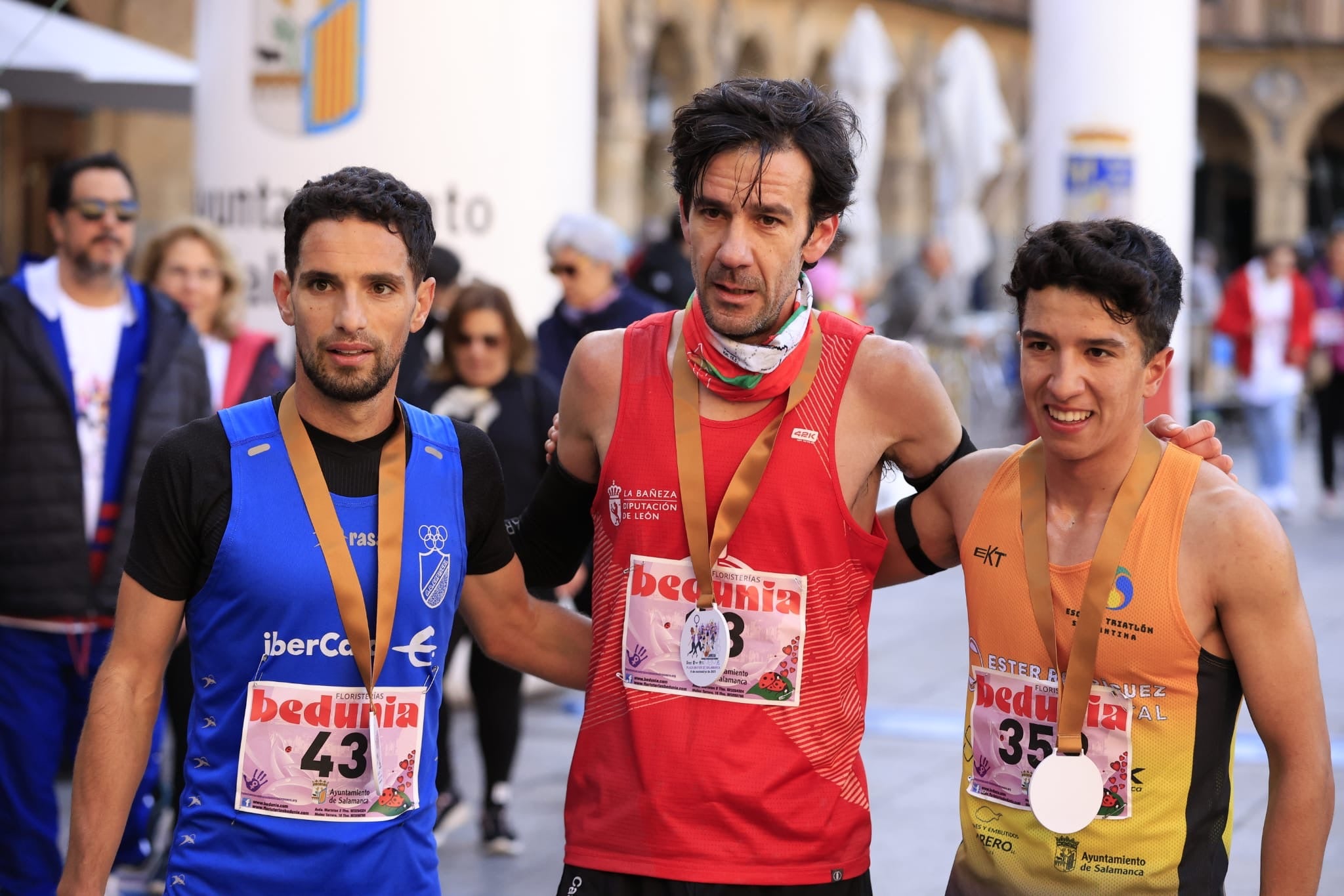 La VIII Carrera y Marcha contra la Violencia de Género de Salamanca, en imágenes