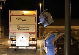 Camión de la basura recoge un contenedor en Salamanca.