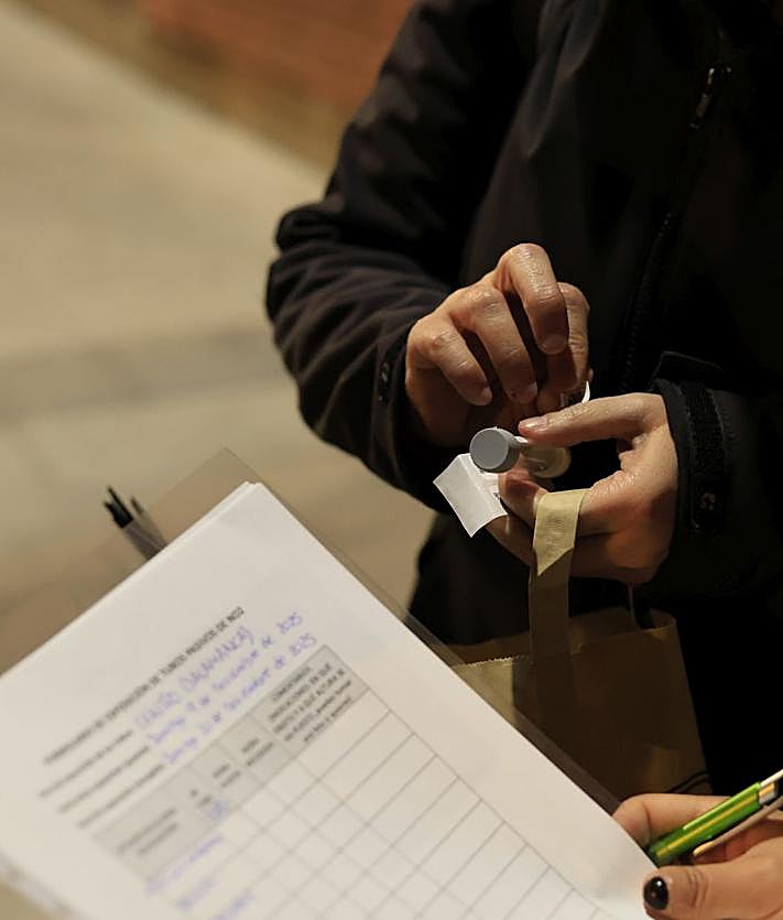 Imagen secundaria 2 - Voluntarios colocan, identifican y anotan los tubos instalados.