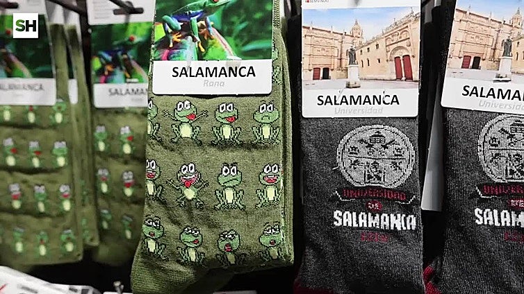 La historia de Regalos Corrillo, una tienda de souvenirs en Salamanca con más de cuatro décadas de historia