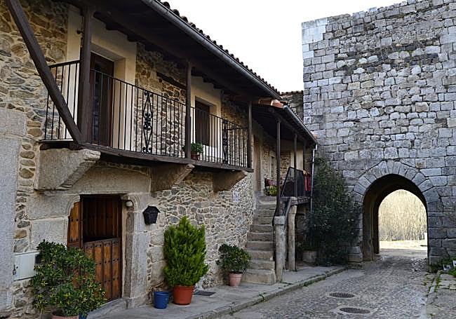 Una de las puertas de acceso al recinto amurallado del pueblo.