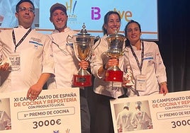 Sara Cámara, a la derecha con la copa de campeona del Nacional de repostería.