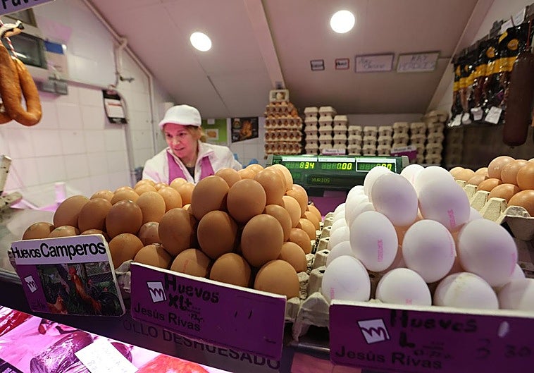 Huevos camperos en una huevería del mercado.