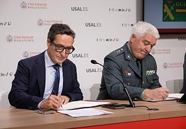 El rector y el general jefe de la zona de la Guardia Civil de Castilla y León, durante la firma del acuerdo.