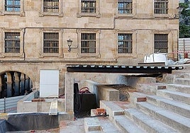 La pieza metálica que une la salida del ascensor con la plaza de la Parra